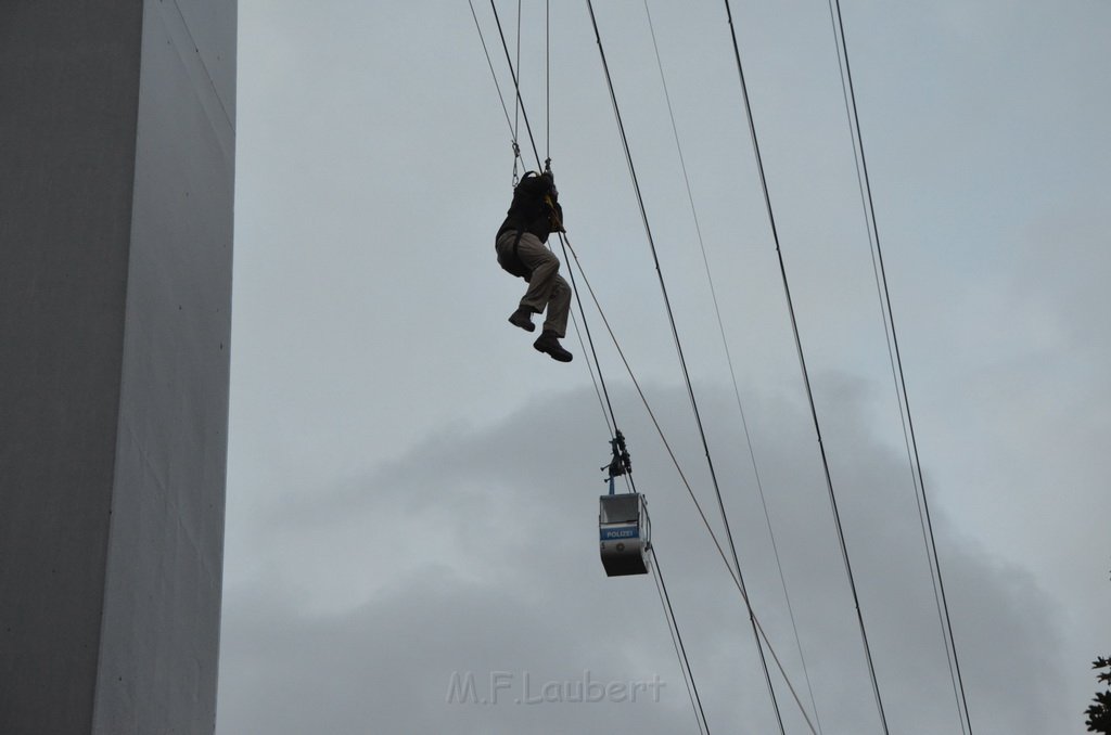 Einsatz BF Hoehenretter Koelner Seilbahn Hoehe Zoobruecke P2203.JPG